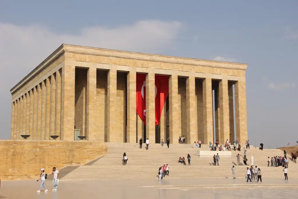 Wandrelief und Treppe am Mausoleum von Atatürk in Ankara