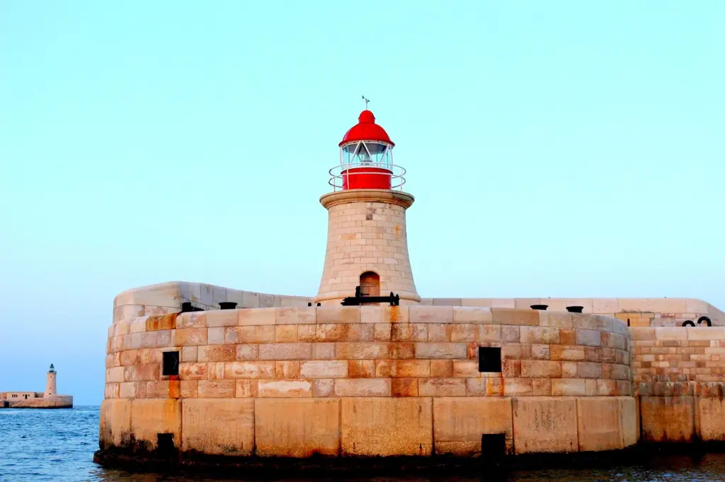 Gebäude am Wasser in Valletta an der Küste Maltas