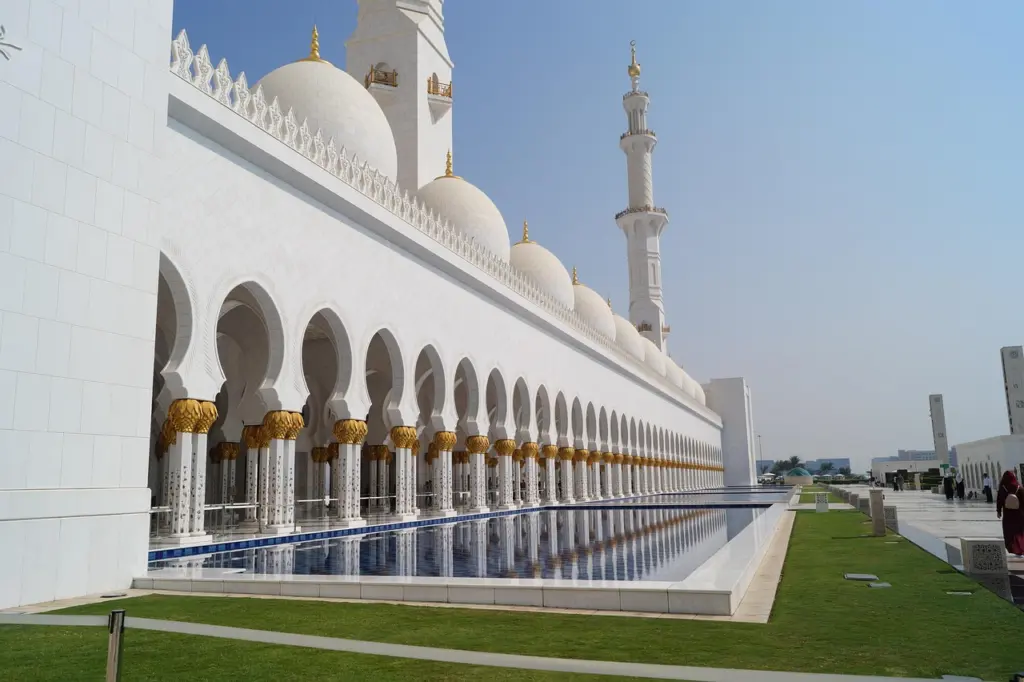 Weiße Kuppeln der Scheich-Zayid-Moschee in Abu Dhabi