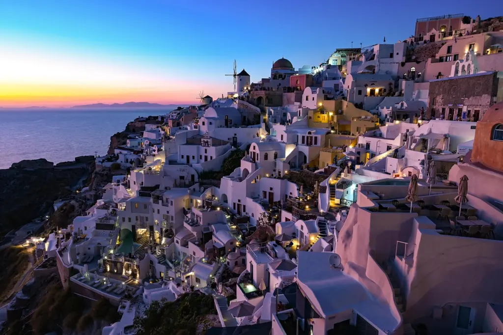 Weiß getünchte Häuser am Hang bei Sonnenuntergang auf Santorin, Griechenland
