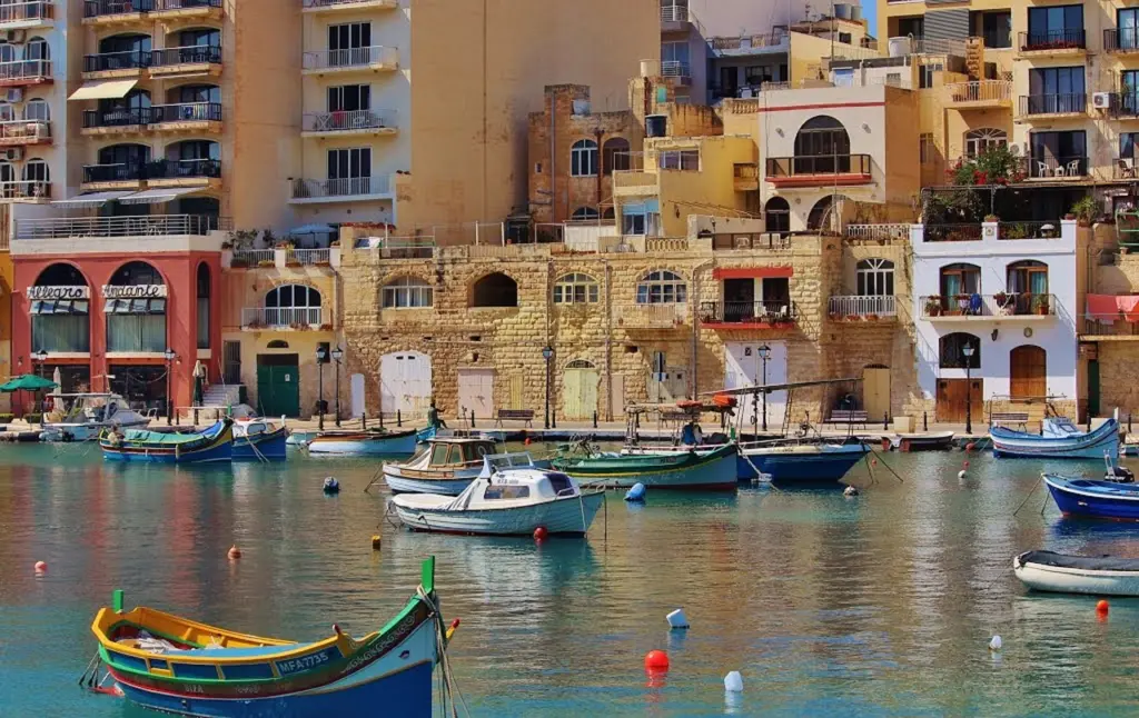 Yachten im Grand Harbour unterhalb der Festungsmauern von Valletta, Malta